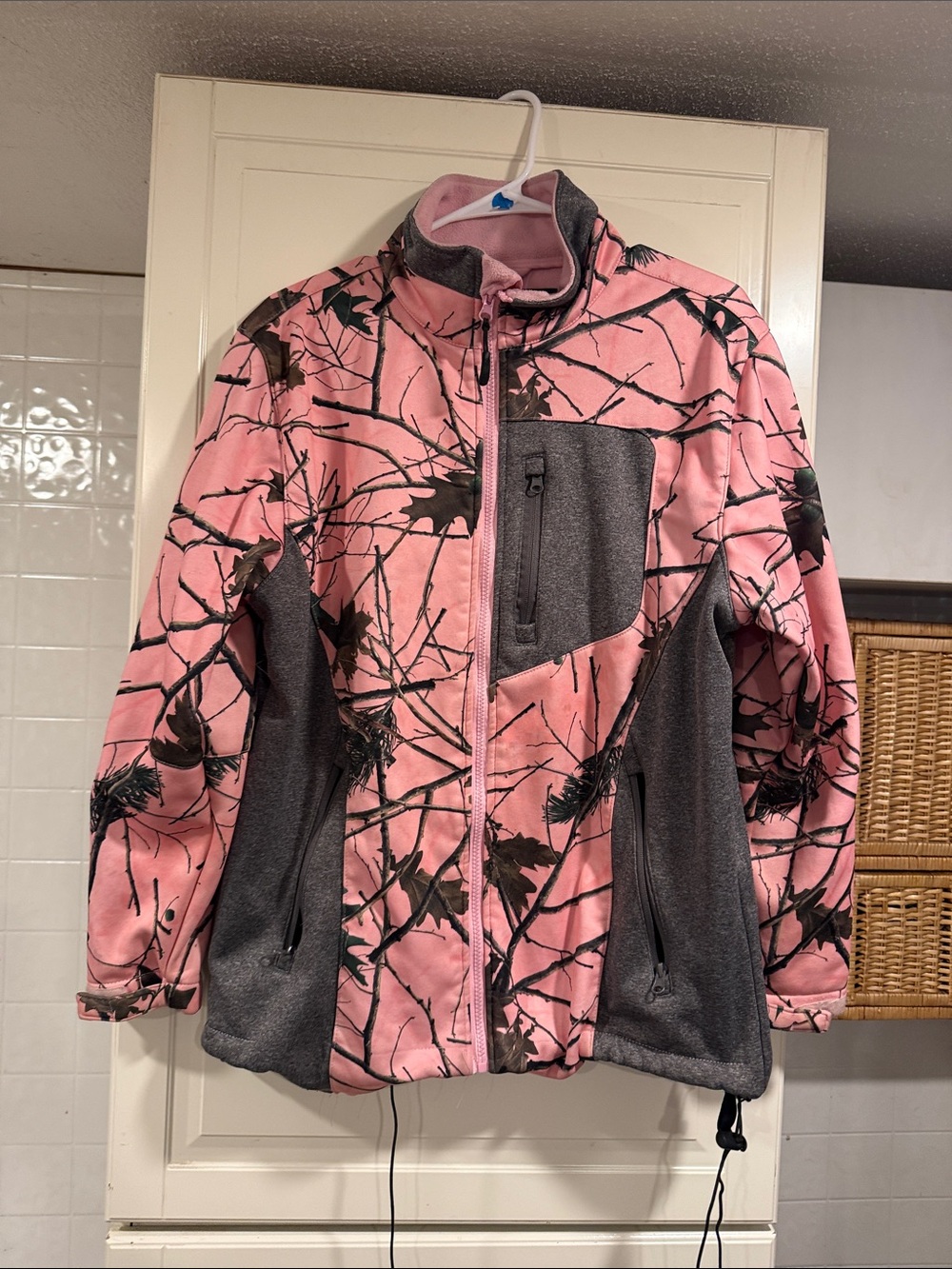 Trail crest Women's Pink Camo Softshell Jacket size large 8:5